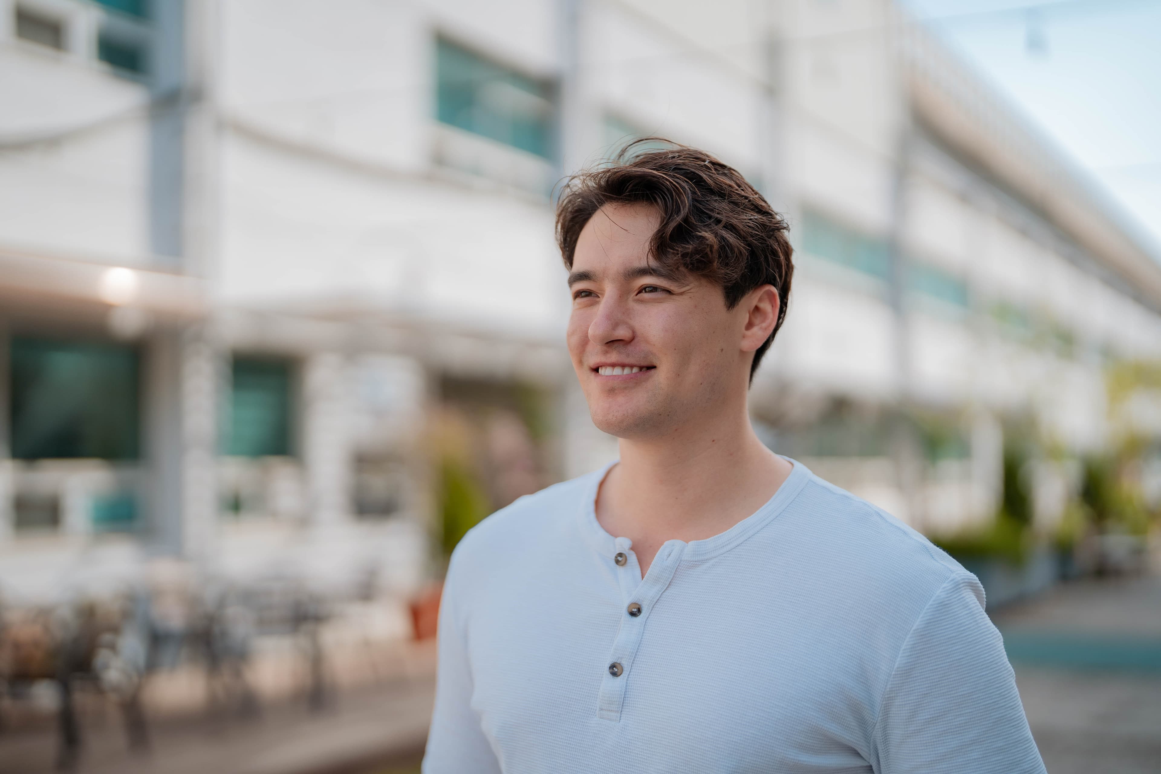Steve Wagner, fondateur de SharedHomies, dans une rue de Séoul